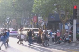 記者調(diào)查：校門口的 “定時擁堵”