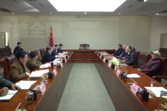 周振宇就《政府工作報(bào)告》征求老干部意見(jiàn)與建議