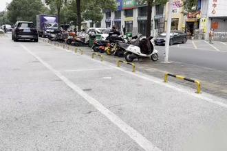 記者調(diào)查：人行道停車位成為收費停車場？