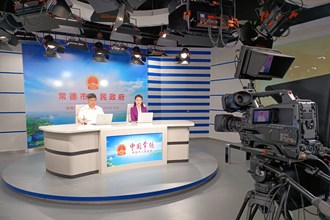 以工業(yè)化的理念抓農(nóng)村產(chǎn)業(yè)發(fā)展，以城鎮(zhèn)化的思路抓鄉(xiāng)村建設(shè)與管理